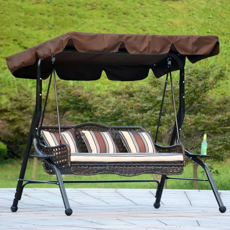 Rattanstuhl mit Armlehnen und Kissen, 3-Sitzer-Verandaschaukel